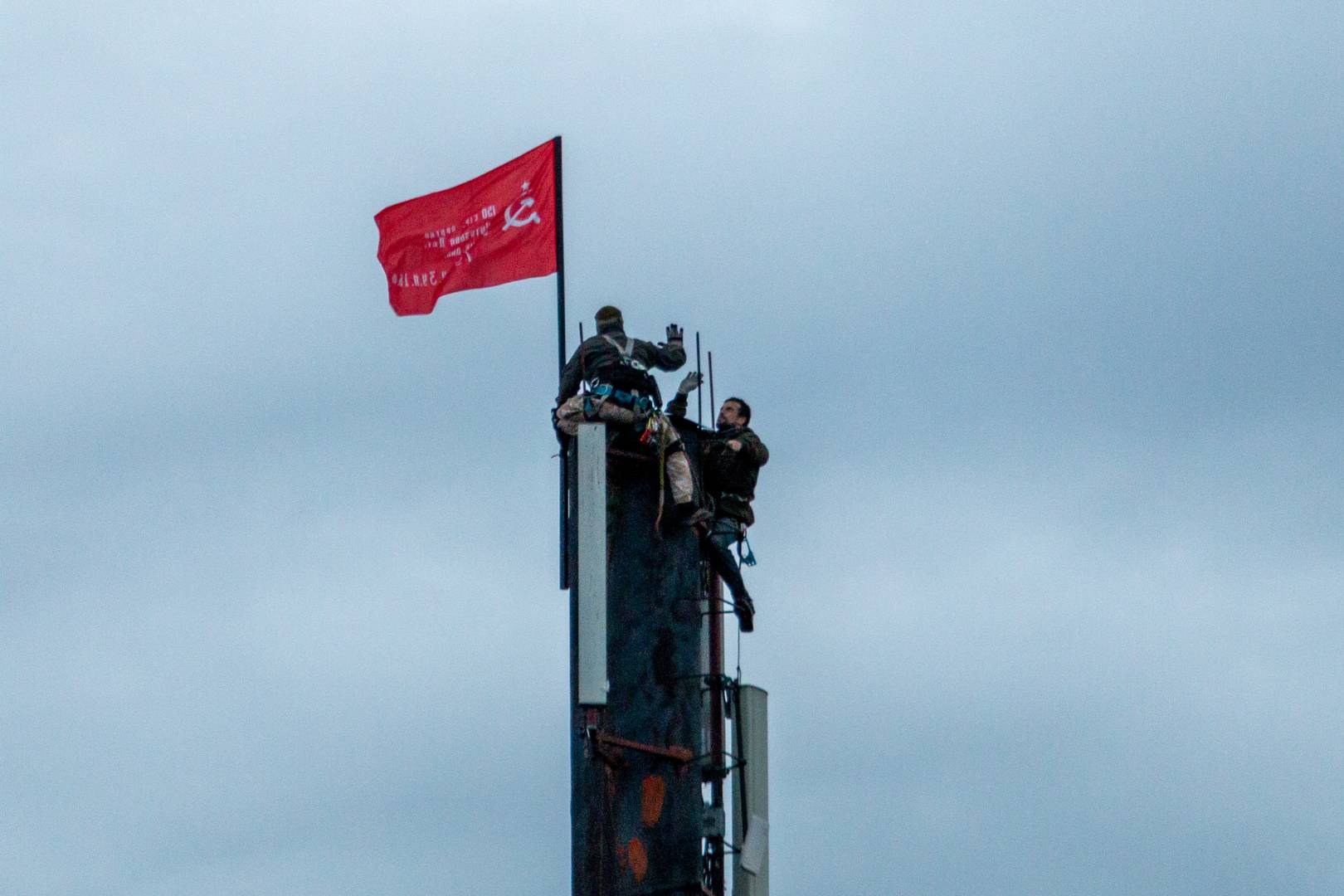 Члены Александровской коммуны «Сути времени» устанавливают копию Знамени Победы на фабричной трубе в честь 75-летия Победы. 9 мая 2020 г.