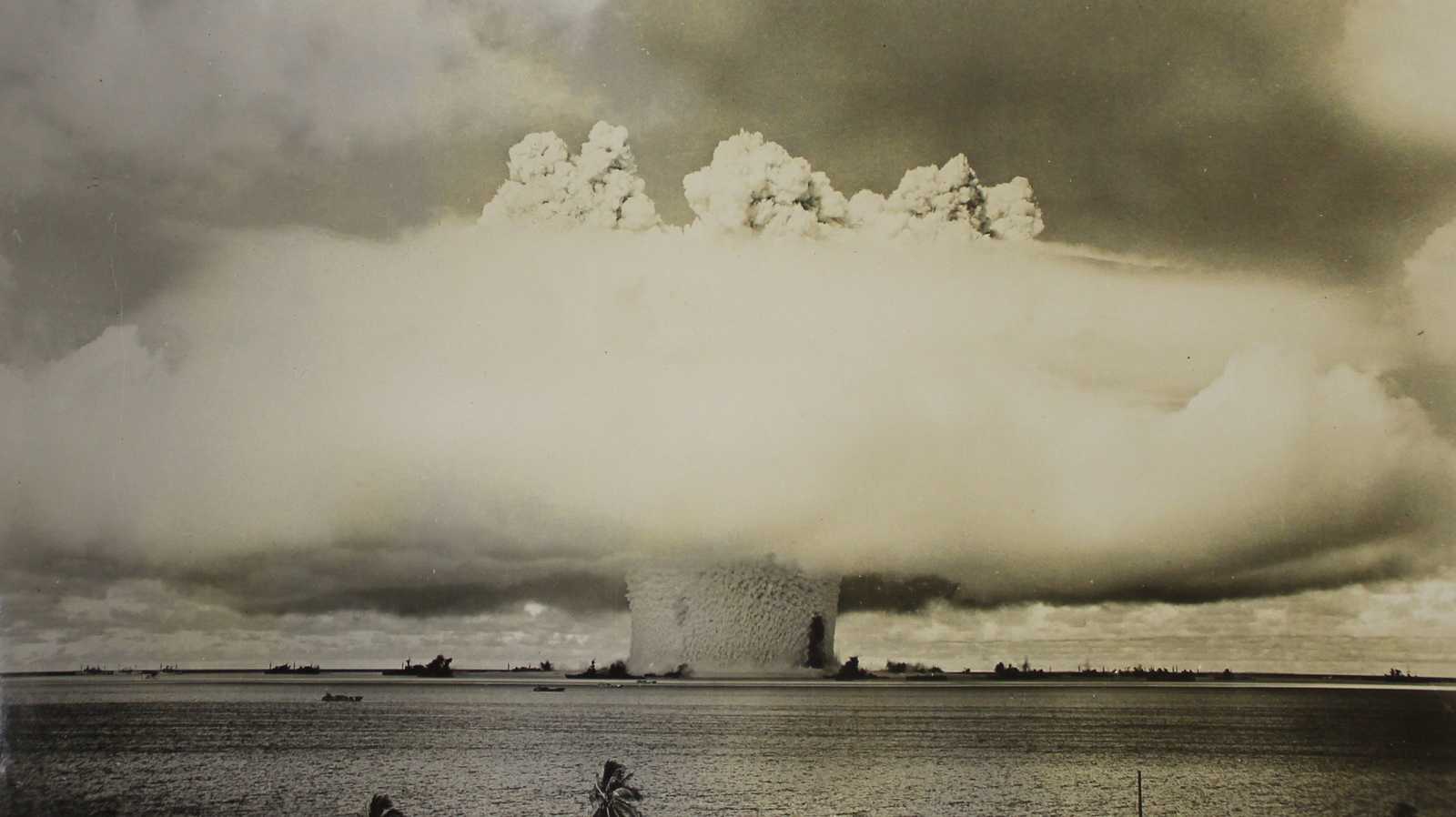 Ядерный взрыв во время испытания «Бейкер» на аттоле Бикини, США. 1946