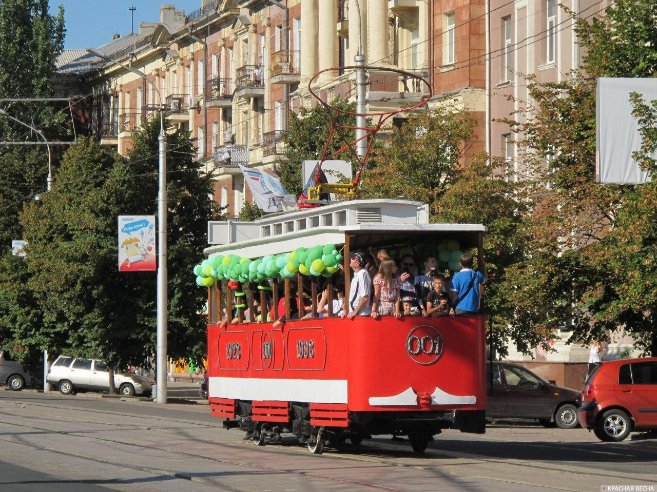 В Донецке ходит ретро-трамвай