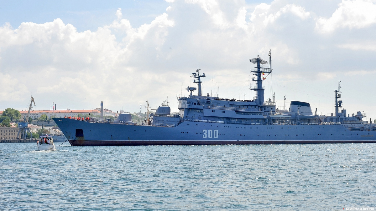 Военный корабль Черноморского флота в Севастопольской бухте