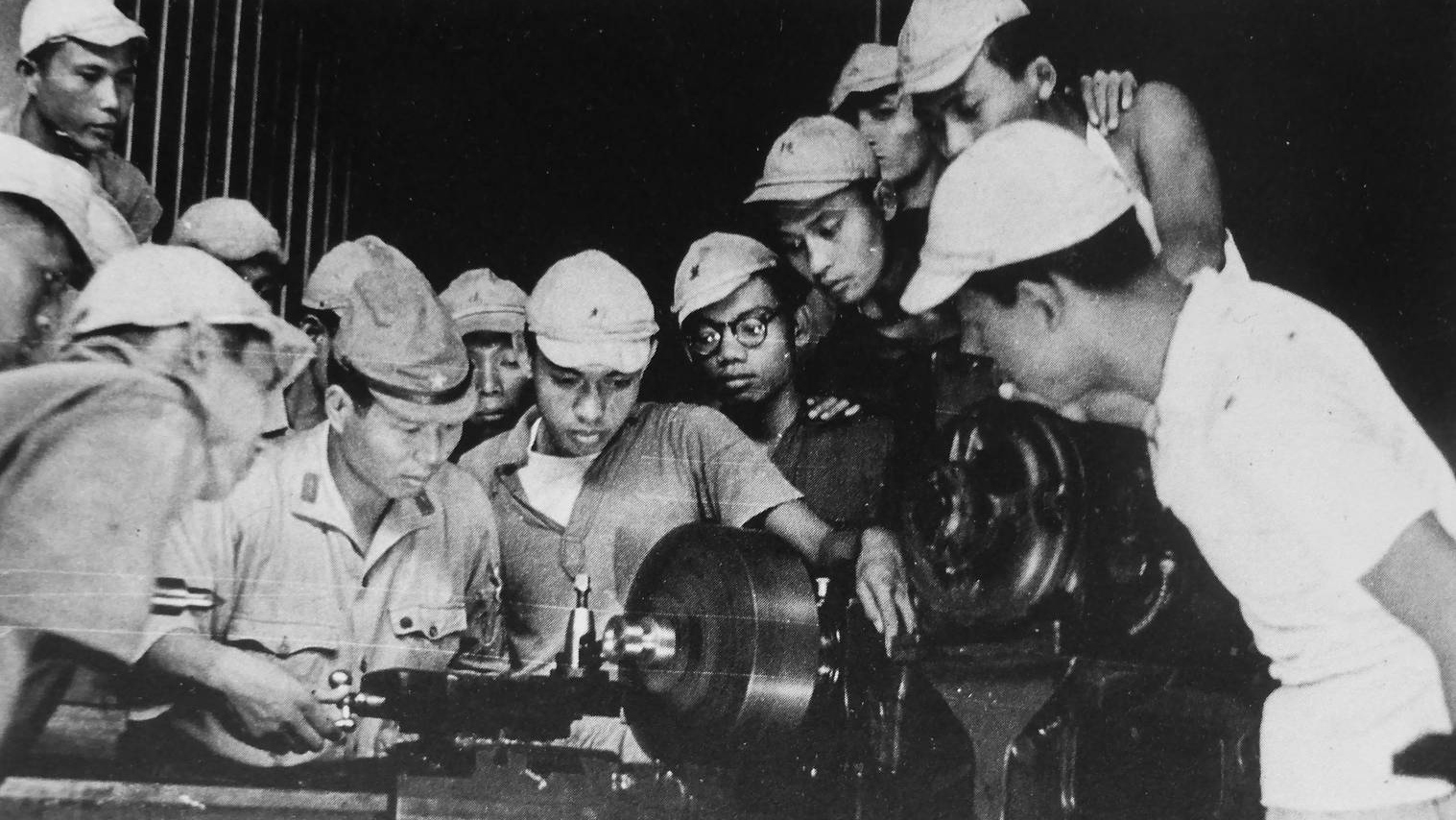 Японский военный завод в Джакарте, 1942 г