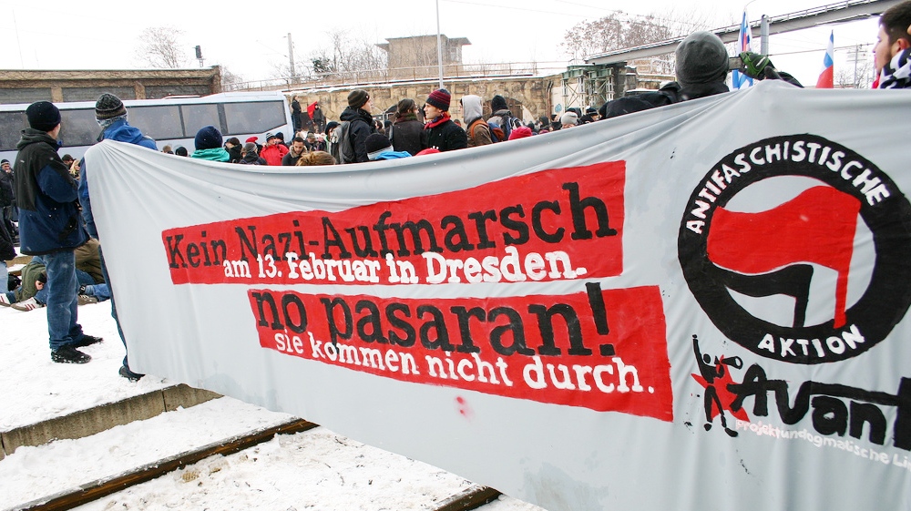 Антифашисты блокируют марш неонацистов в Дрездене, в рамках акции «Dresden — Nazifrei»