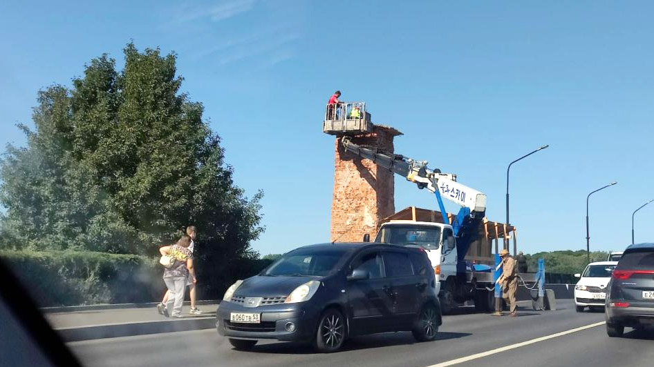Подрядчик приступил к демонтажу стел моста Александра Невского в Великом Новгороде