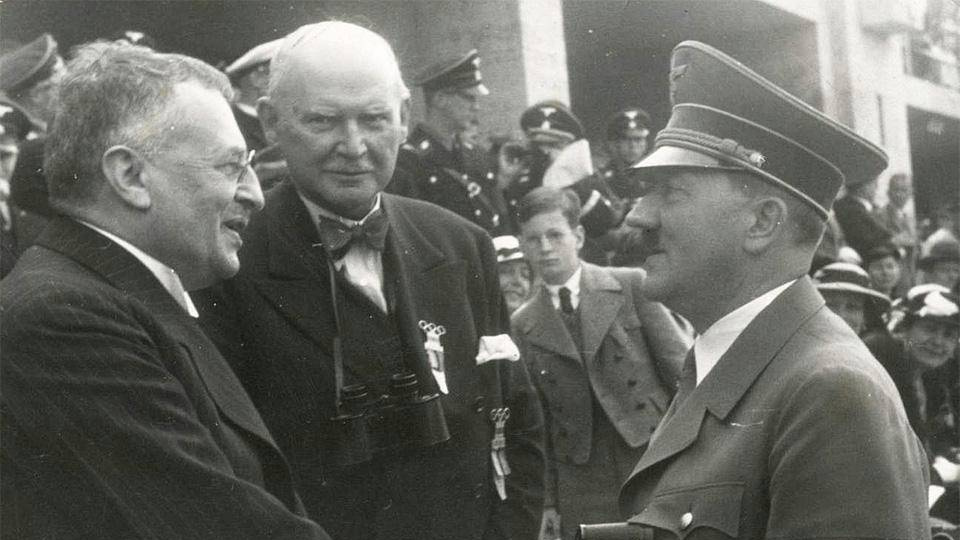 Гитлер приветствует Свена Гедина. 1936
