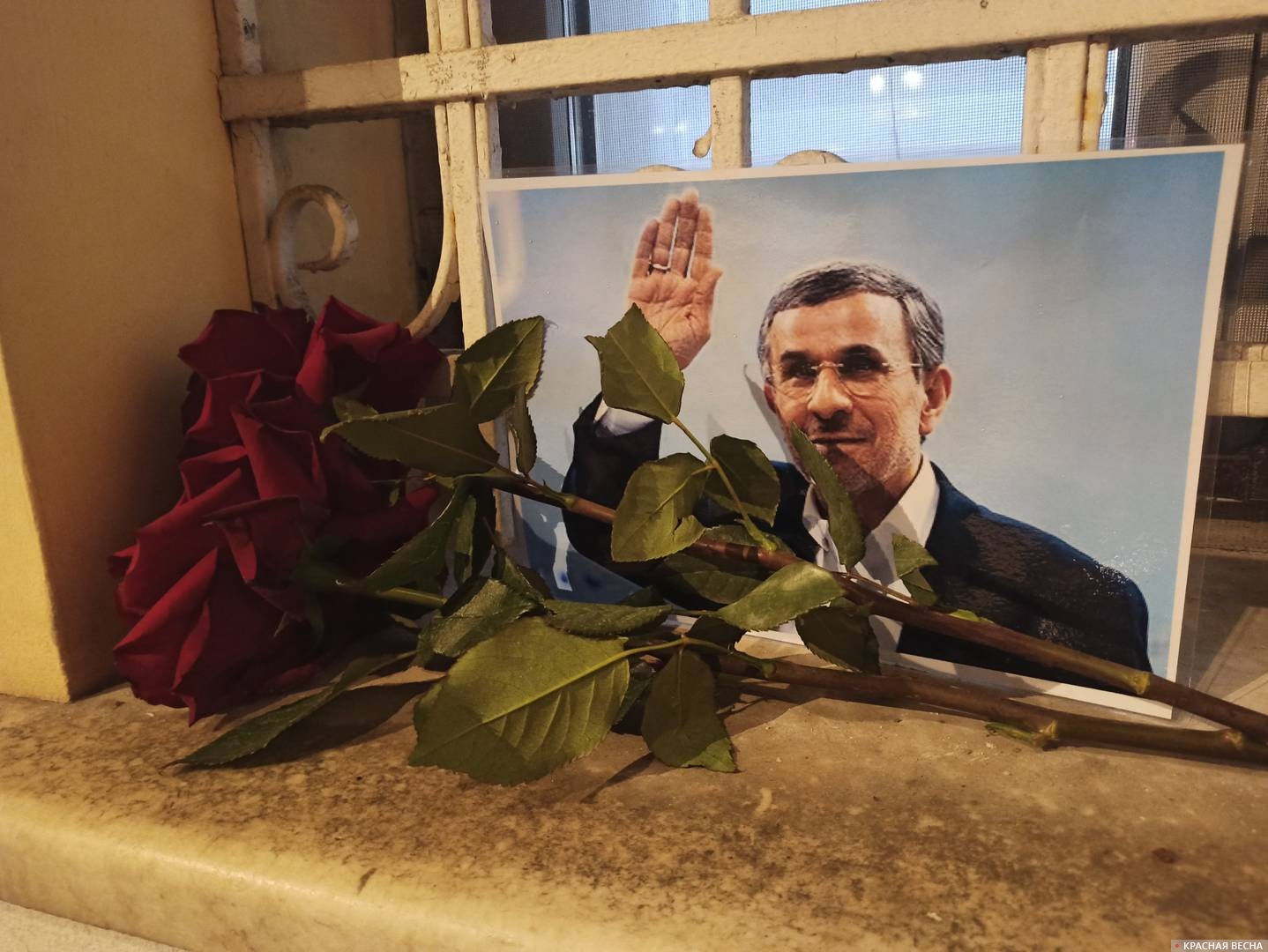  Фото Махмуда Ахмадинежада и цветы   у посольства Ирана в Москве. 