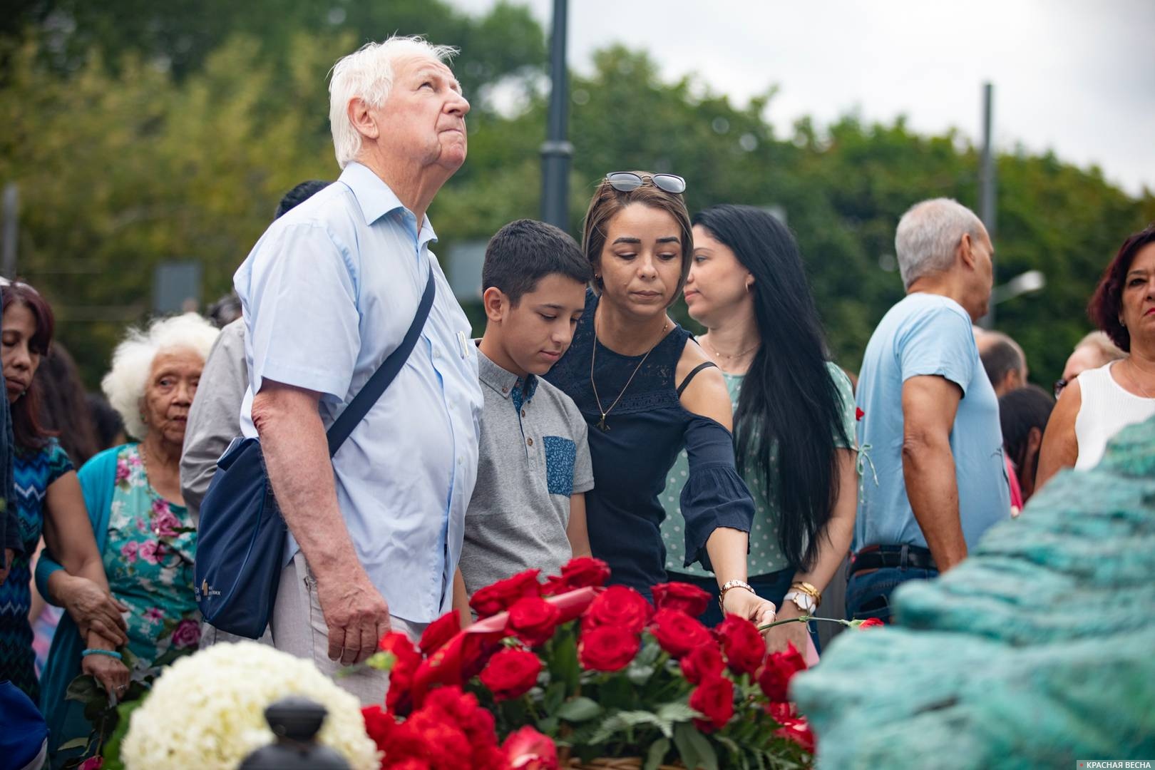 Пришедшие возложить цветы к памятнику Фиделю Кастро в честь 97-й годовщины его дня рождения