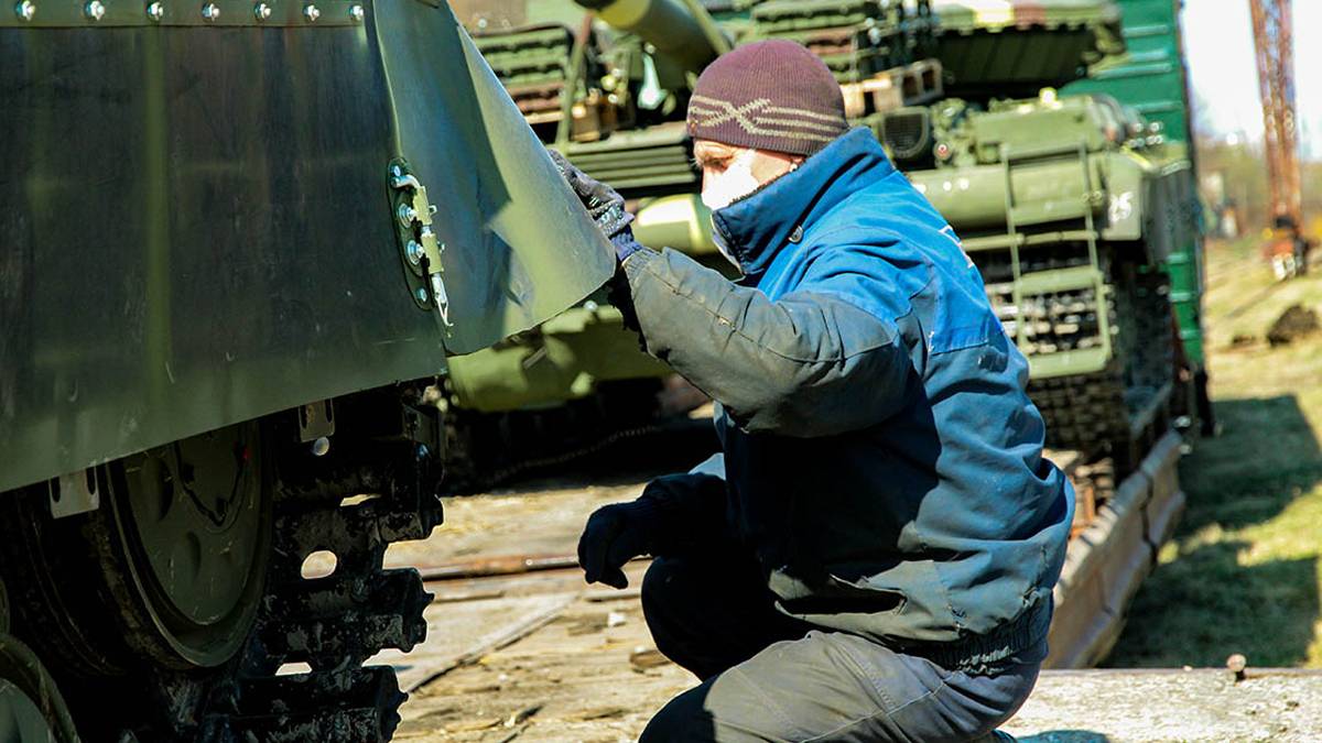 Рабочий на «Львовском бронетанковом заводе»