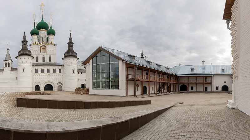 Конюшенный двор на фоне Ростовского кремля