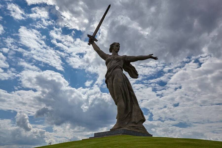 Скульптура «Родина-мать зовет!». Волгоград. Мамаев курган