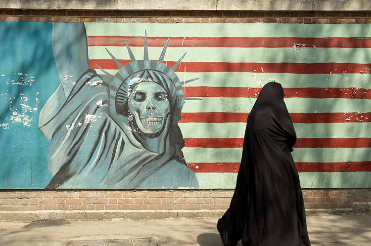 Антиамериканское граффити на стене посольства США в Тегеране