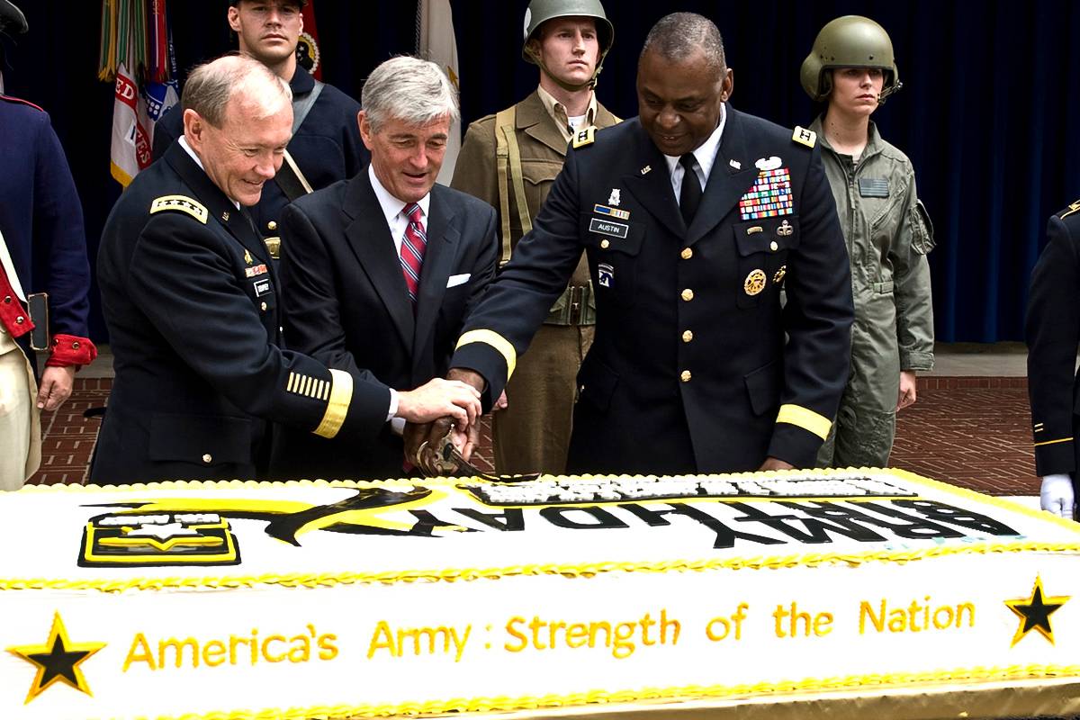 Генерал Ллойд Остин делит символический торт «Американская армия» во дворе Пентагона в Вашингтоне