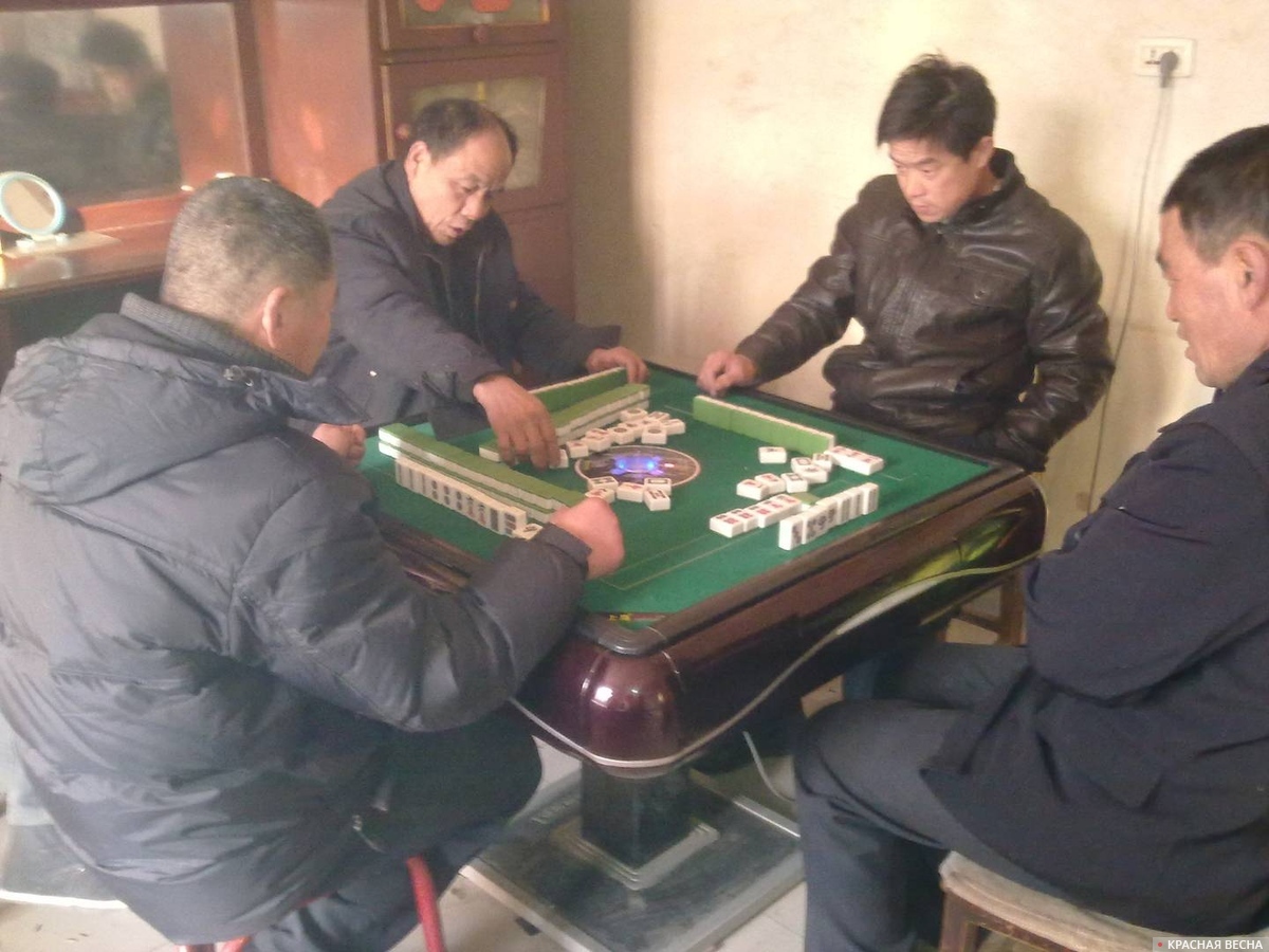 Китайцы играют в маджонг. Китай. Хэбэй