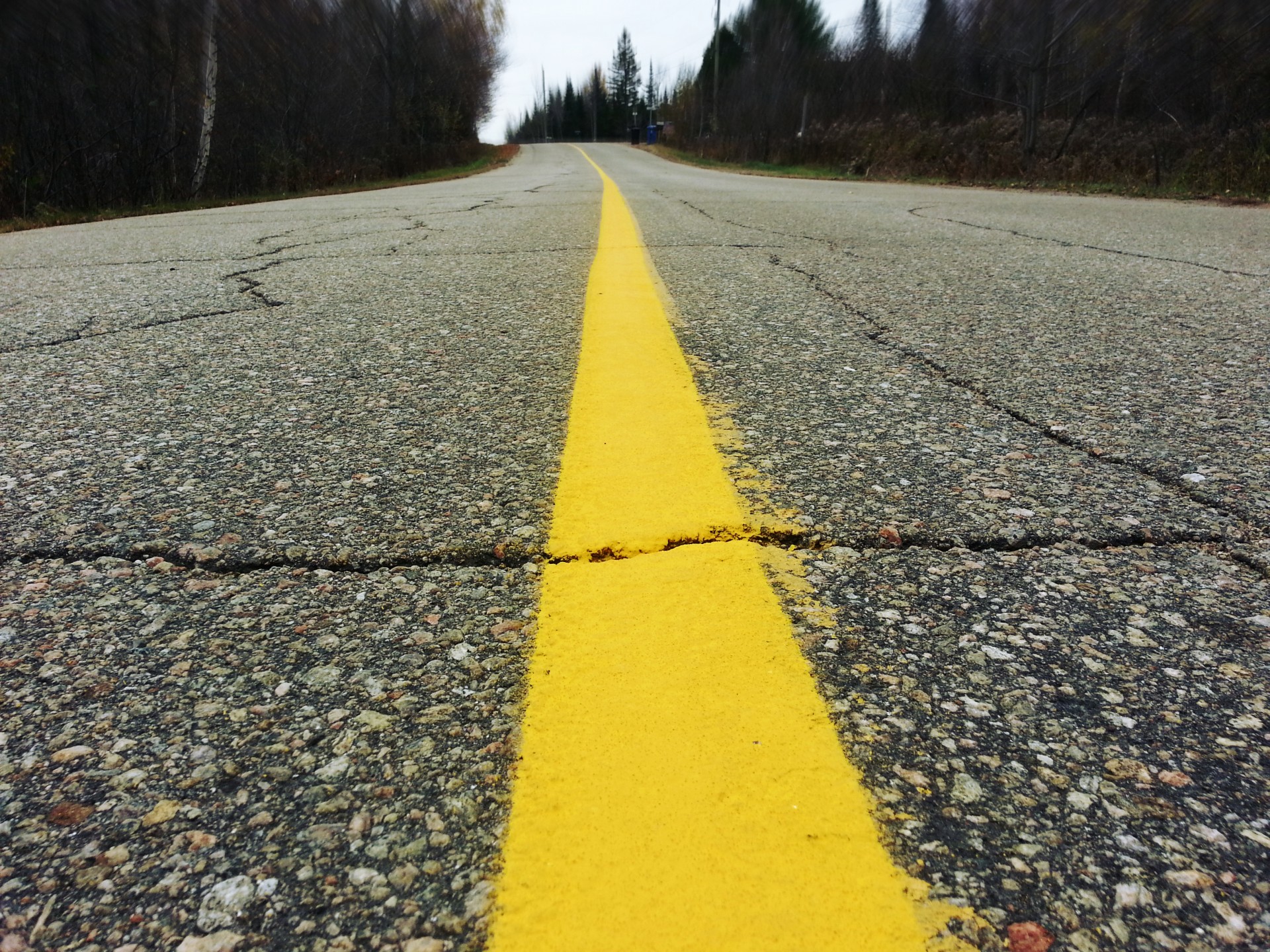 Насколько дорог. Жёлтая сплошная линия дорожная разметка. Желтая сплошная линия разметки посередине дороги. Жёлтая разметка на дороге. Разметка желтая сплошная.