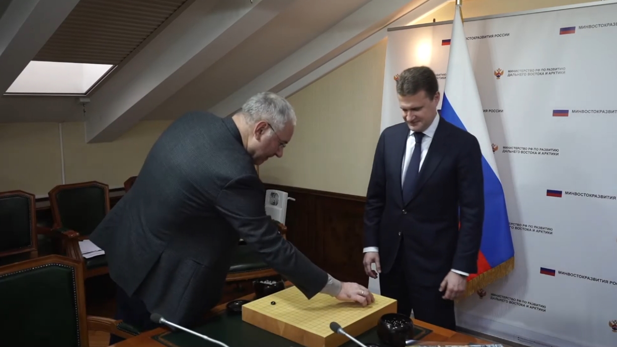 Глава «Полиметалла» Виталий Несис и министр Алексей Чекунков играют в го