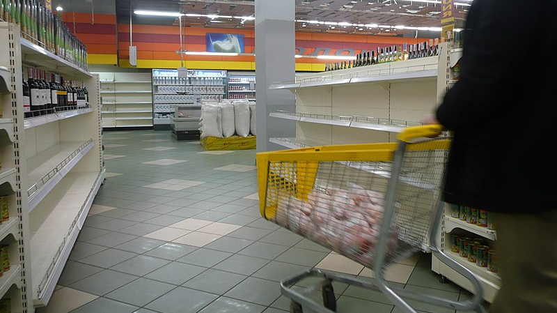 Пустые полки в супермаркете