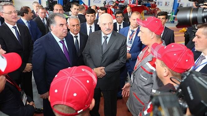 Александр Лукашенко и Эмомали Рахмон на производстве тракторной техники в городе Гиссар.