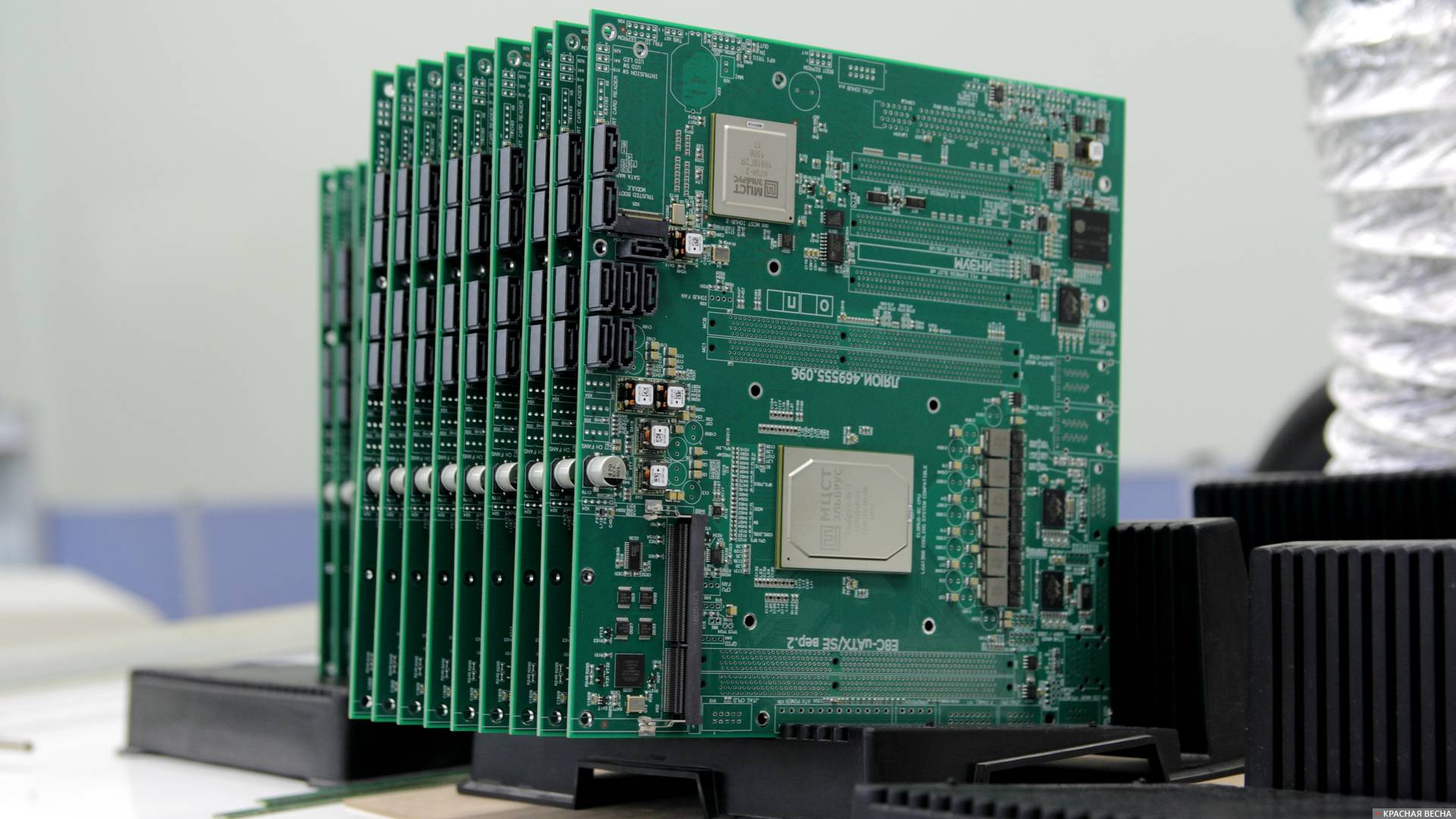 Материнские платы с микропроцессорами Эльбрус-8С на сборке