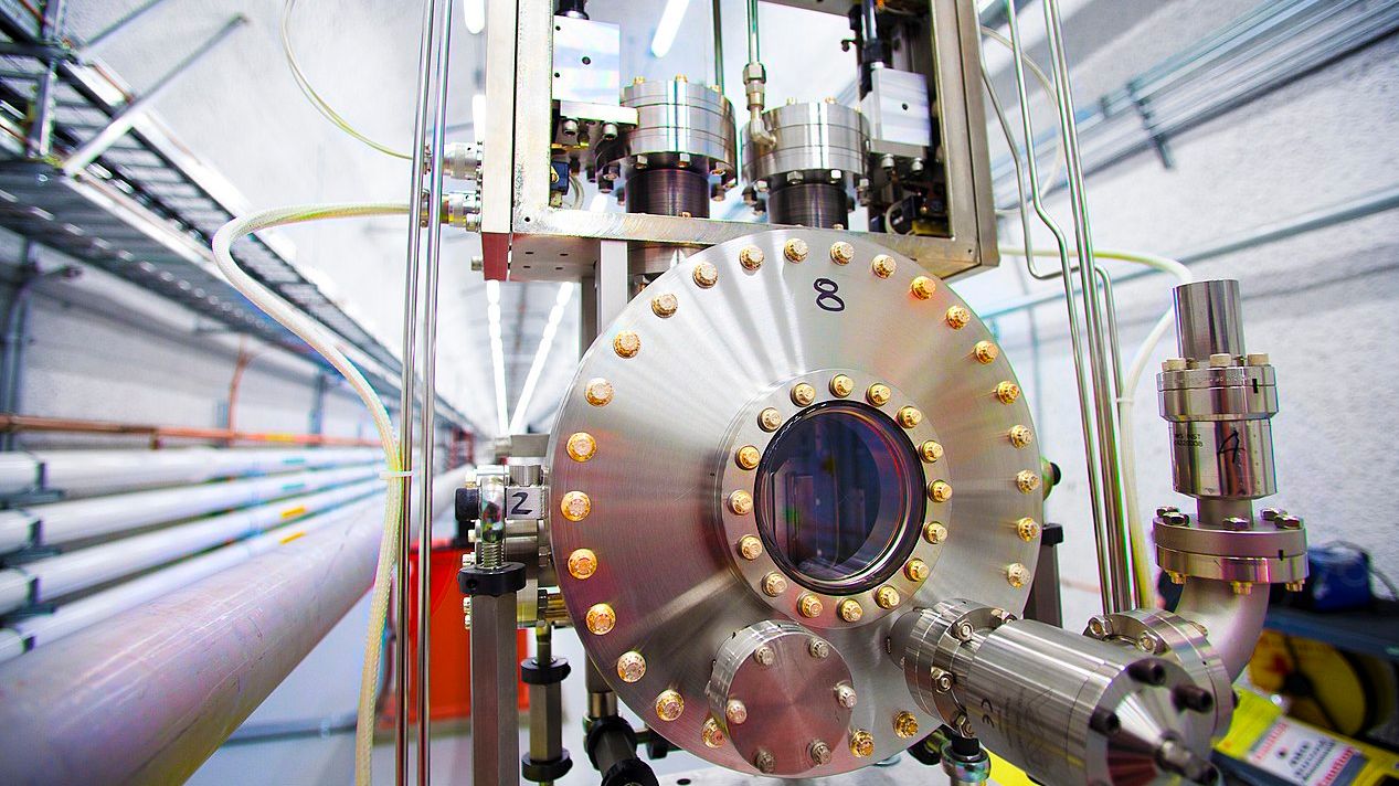 Устройство для остановки луча перед установкой в рентгеновском туннеле между двумя экспериментальными залами источника когерентного света Linac в Национальной ускорительной лаборатории SLAC