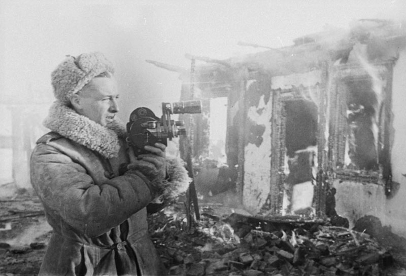 Кинооператор Р. Кармен во время киносъемки в одной из деревень, освобожденной от оккупантов. Белорусский фронт, 1944 год