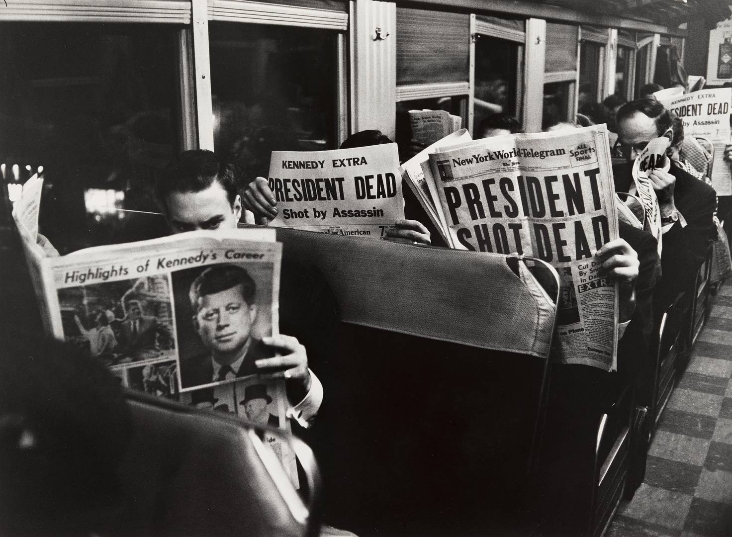 Пассажиры в Нью-Йорке читают об убийстве Джона Кеннеди