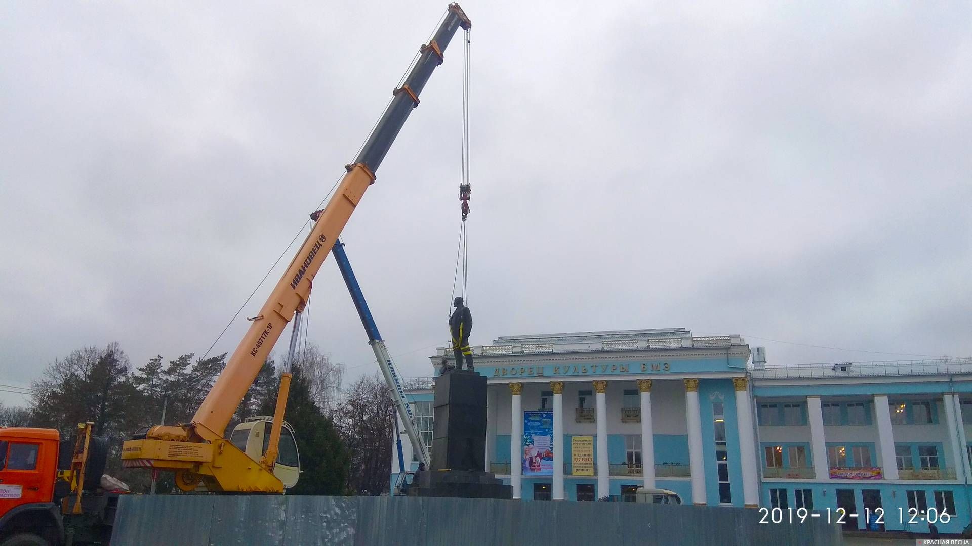 Начало демонтажа памятника Ленину у ДК БМЗ в Брянске