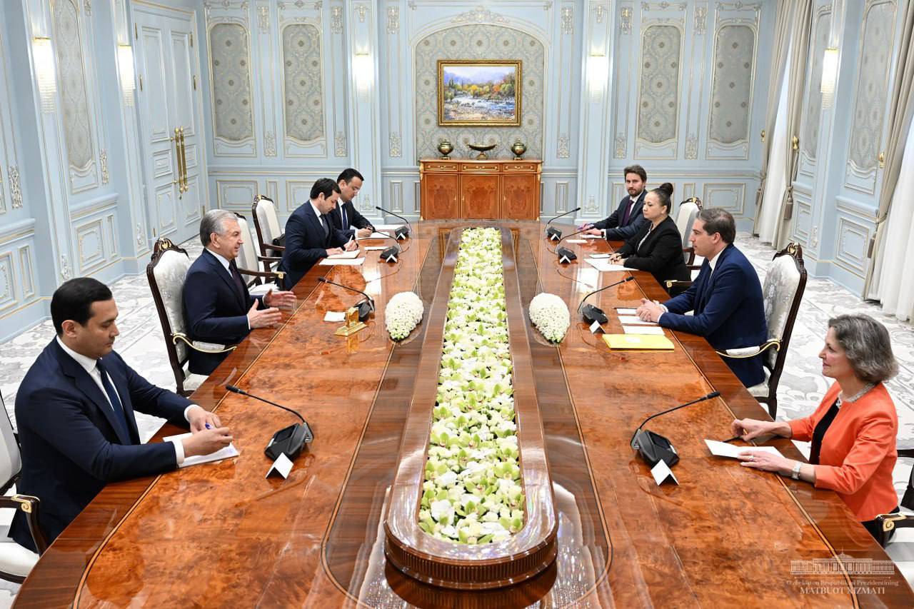 Переговоры президента Узбекистана Шавката Мирзиёева с французской делегацией
