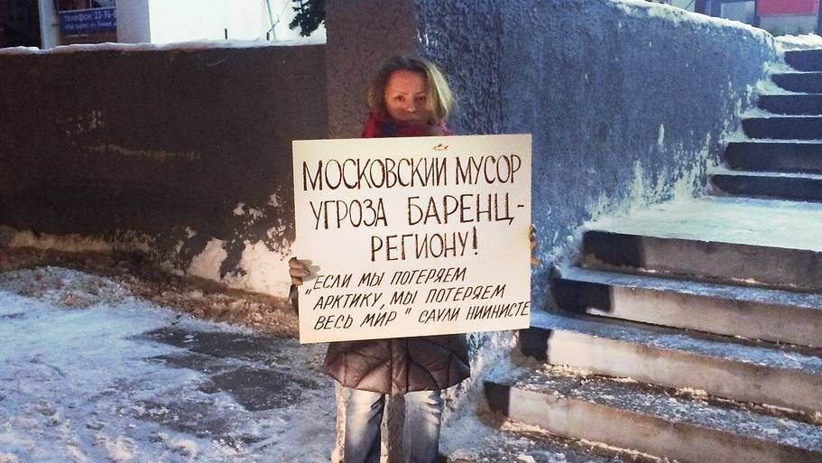 Одиночный пикет Светланы Неустроевой возле к/т «Русь» в Архангельске