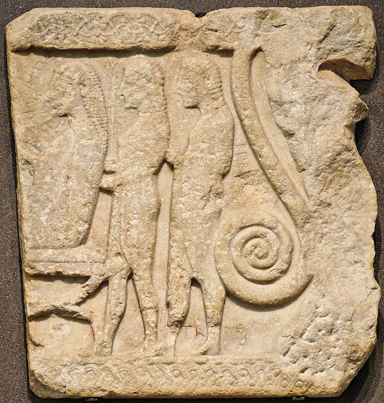 Фрагмент рельефа с острова Самотраки вероятно изображающий обряд посвящения Агамемнона в культ Кабиров. Агамемнон, Талфибий и Эпей. Около 560 г. до н. э. 