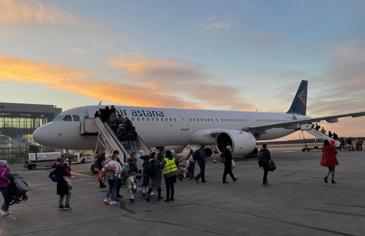 Эвакуация граждан Казахстана с Украины спецрейсом Air Astana из польского аэропорта в городе Катовице