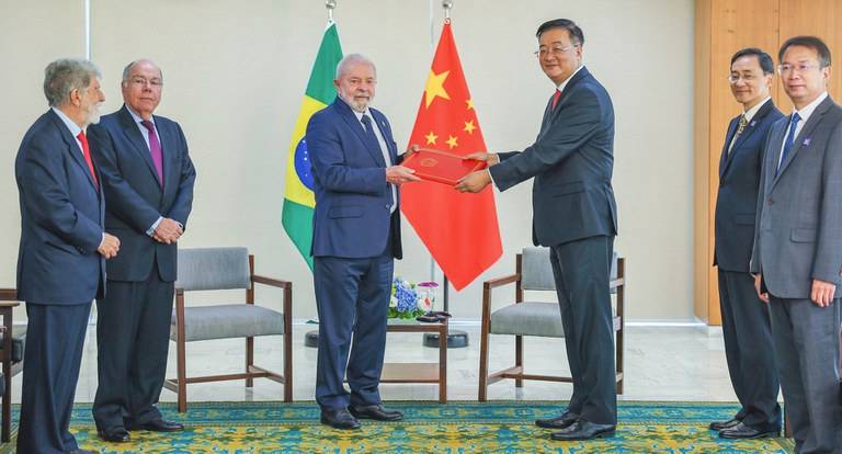 Посол КНР в Бразилии вручает верительные грамоты бразильскому лидеру Луису Инасиу Луле да Силве