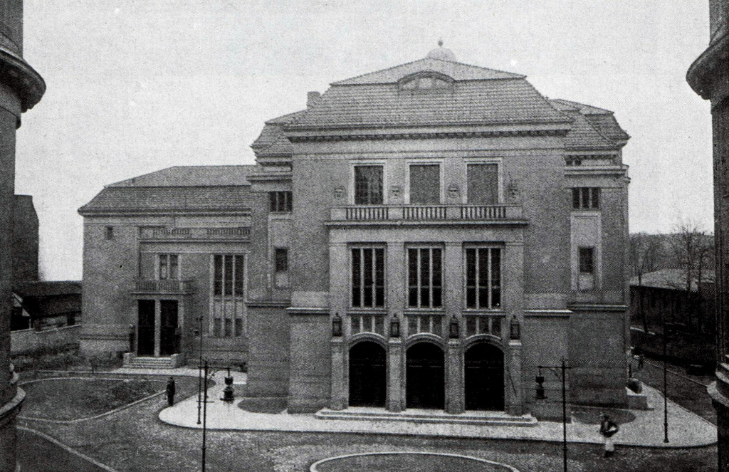 Фасад здания Калининградского областного историко-художественного музея в 1924 году, с горельефами