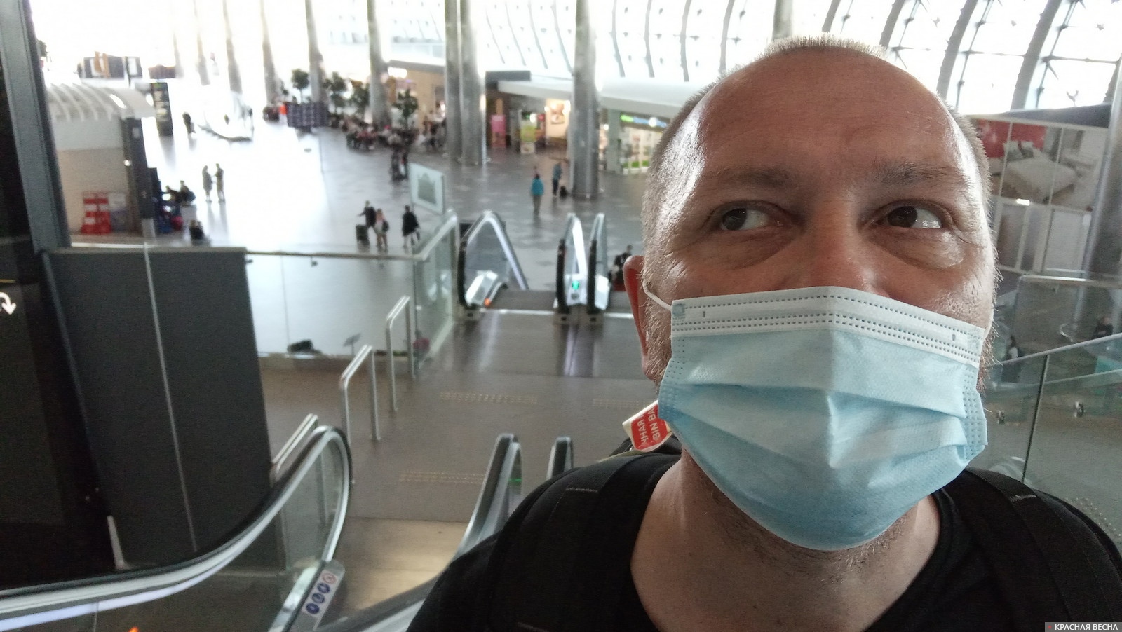 Пассажир в маске в аэропорту