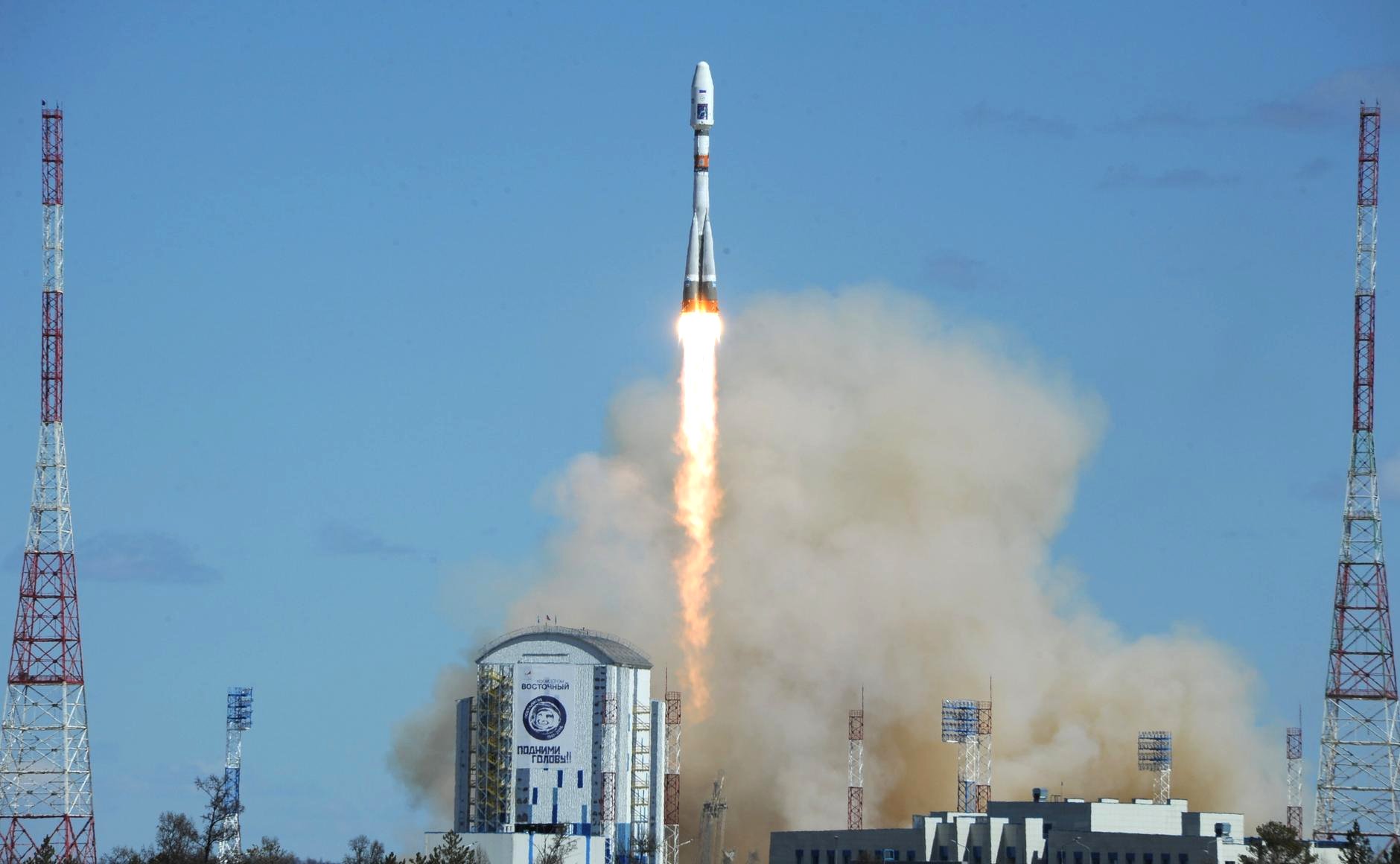 Запуск ракеты-носителя «Союз-2.1а» с космодрома Восточный. На снимке также видно лицо Юрия Гагарина и слоган «Подними голову!» в честь 55-летия его полёта (cc) kremlin.ru