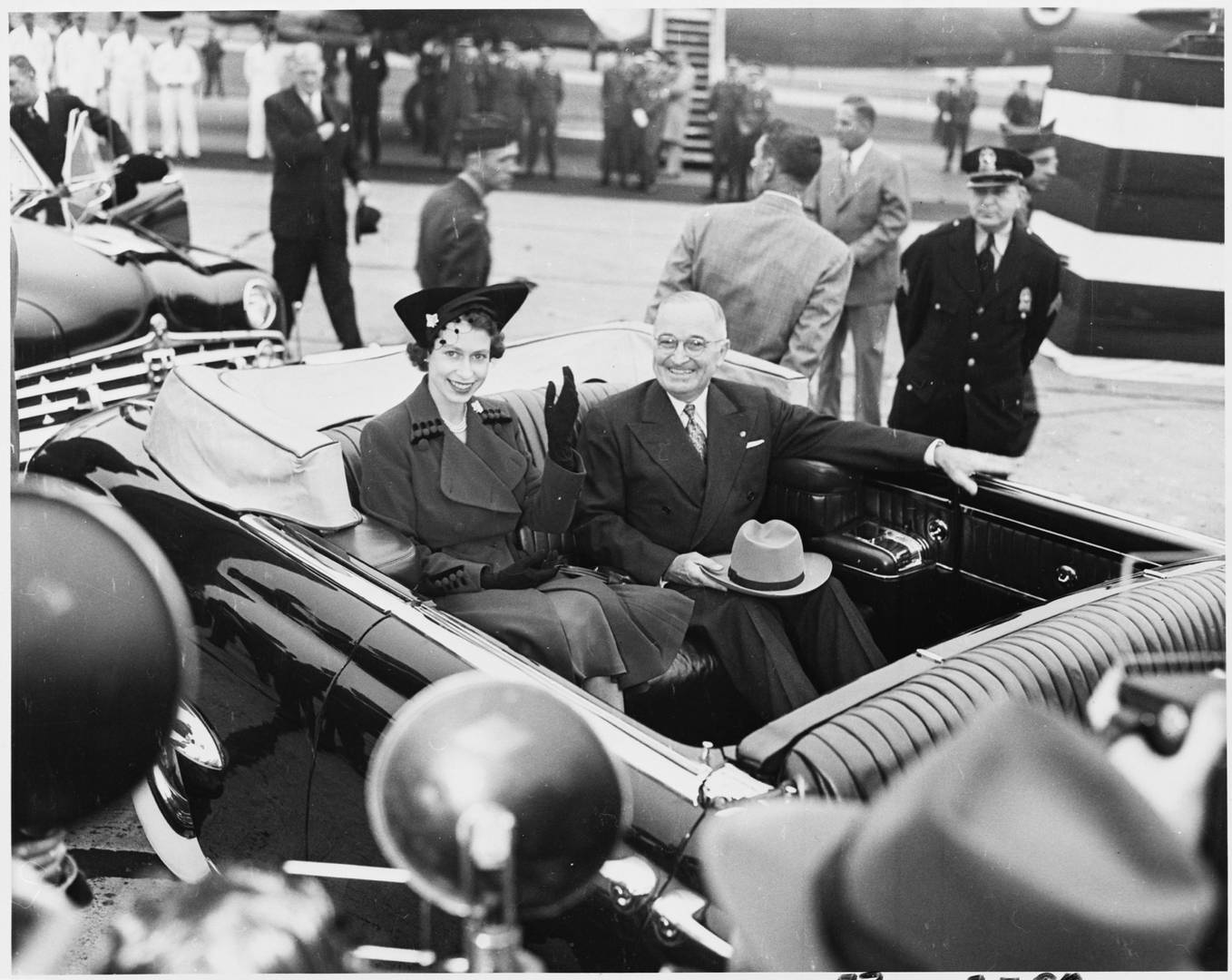 Принцесса Елизавета и президент США Гарри Трумэн в аэропорту Вашингтона, 31 октября 1951 года