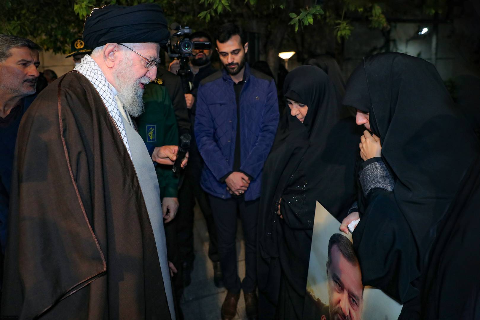 Верховный лидер Ирана и родственники погибшего командира КСИР. 28 декабря 2023 года