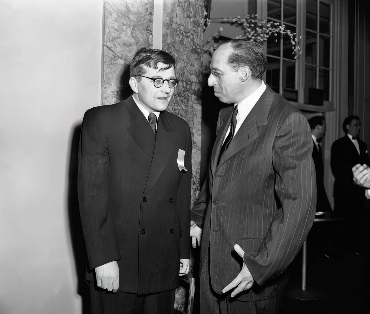 Дмитрий Шостакович и американский композитор Аарон Копленд перед обедом в честь открытия Культурной и научной конференции за мир во всем мире. 1949
