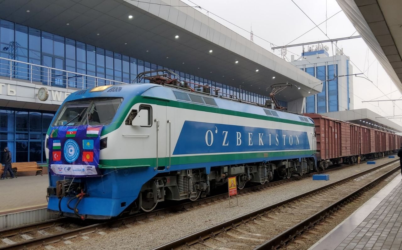 Первый грузовой поезд, прибывший из Турции в Ташкент в рамках договоренностей Организации Тюркоязычных государств