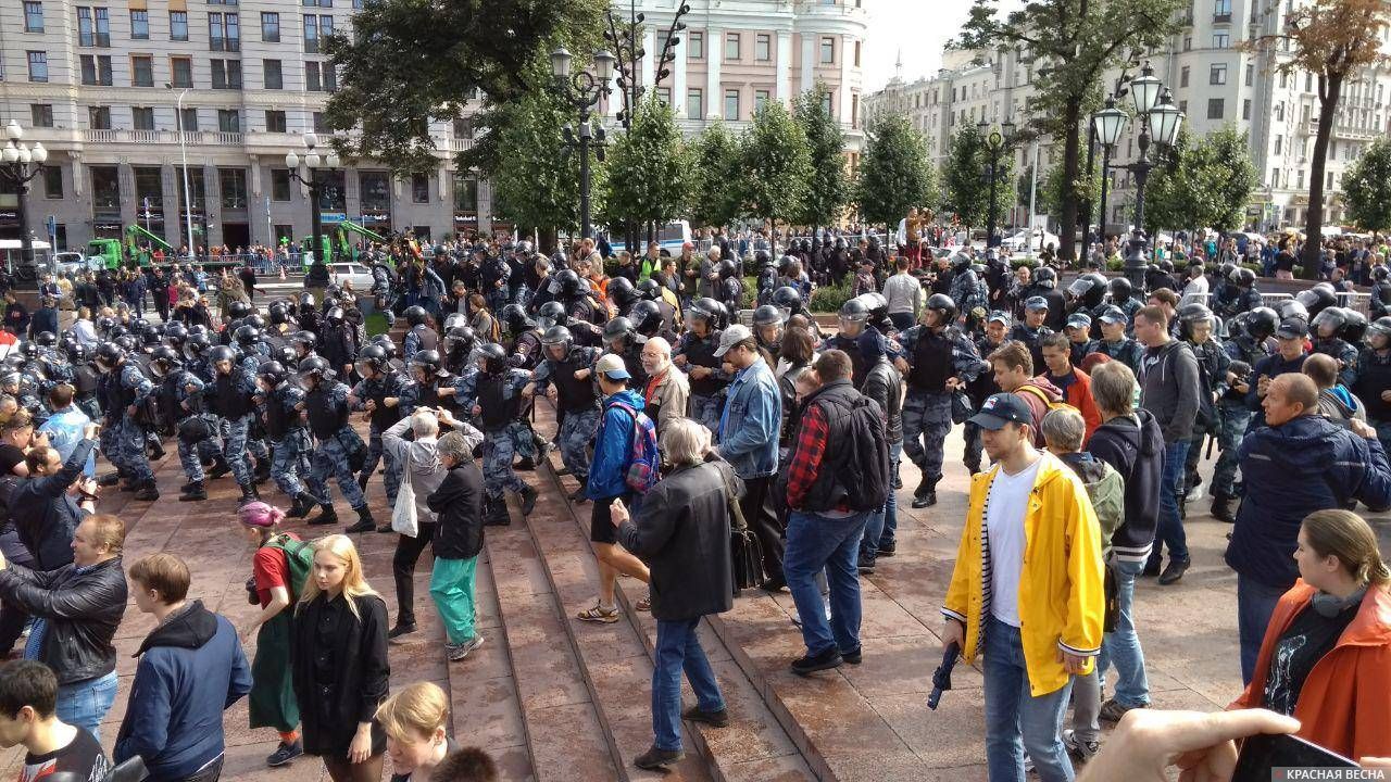 Выдавливание протестующих из сквера на Пушкинской площади