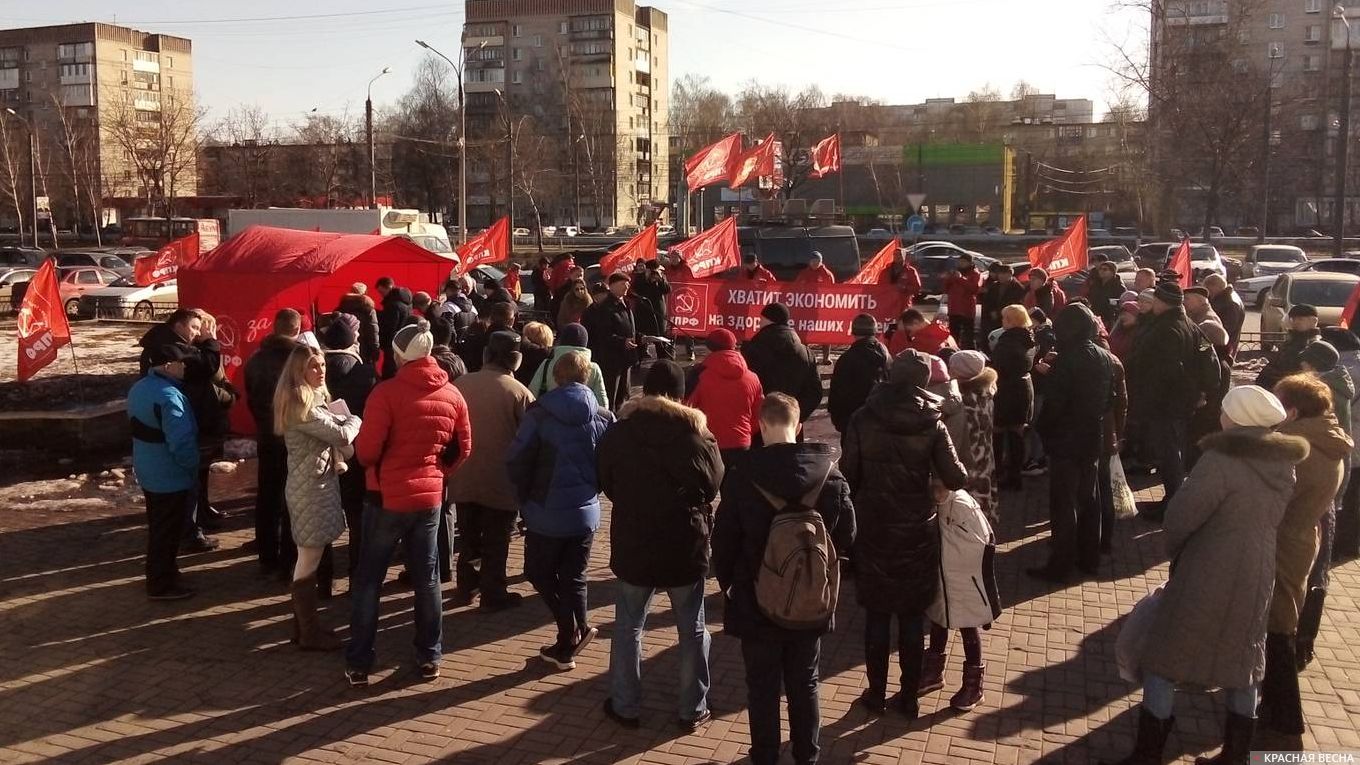 Народ собирается на митинг.