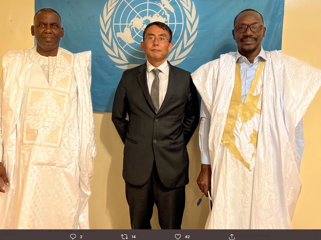 Специальный докладчик ООН по современным формам рабства Томоя Обоката (в центре)