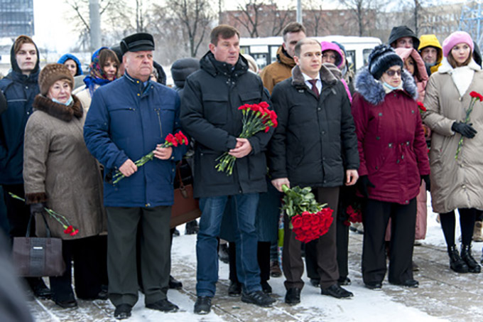 На Невском воинском кладбище почтили память Неизвестного солдата
