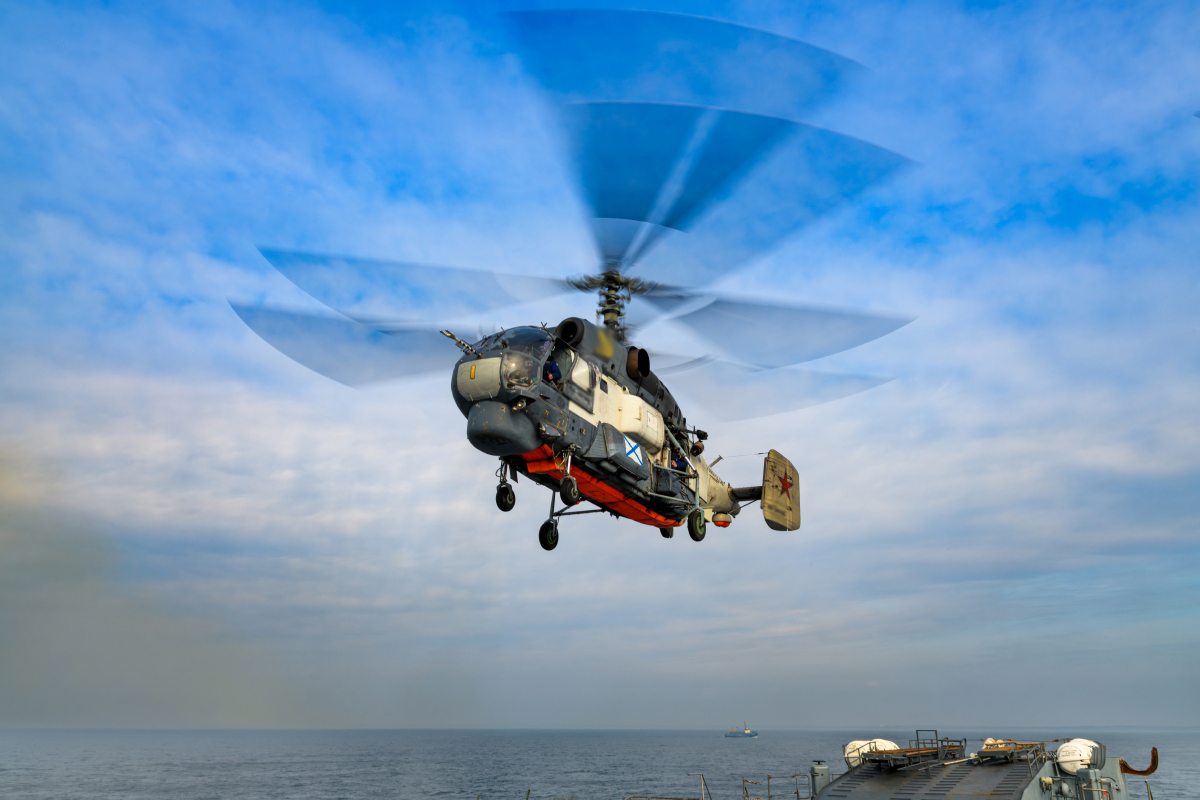 Отработка взлета и посадки  вертолета Ка-27 на палубу корабля 