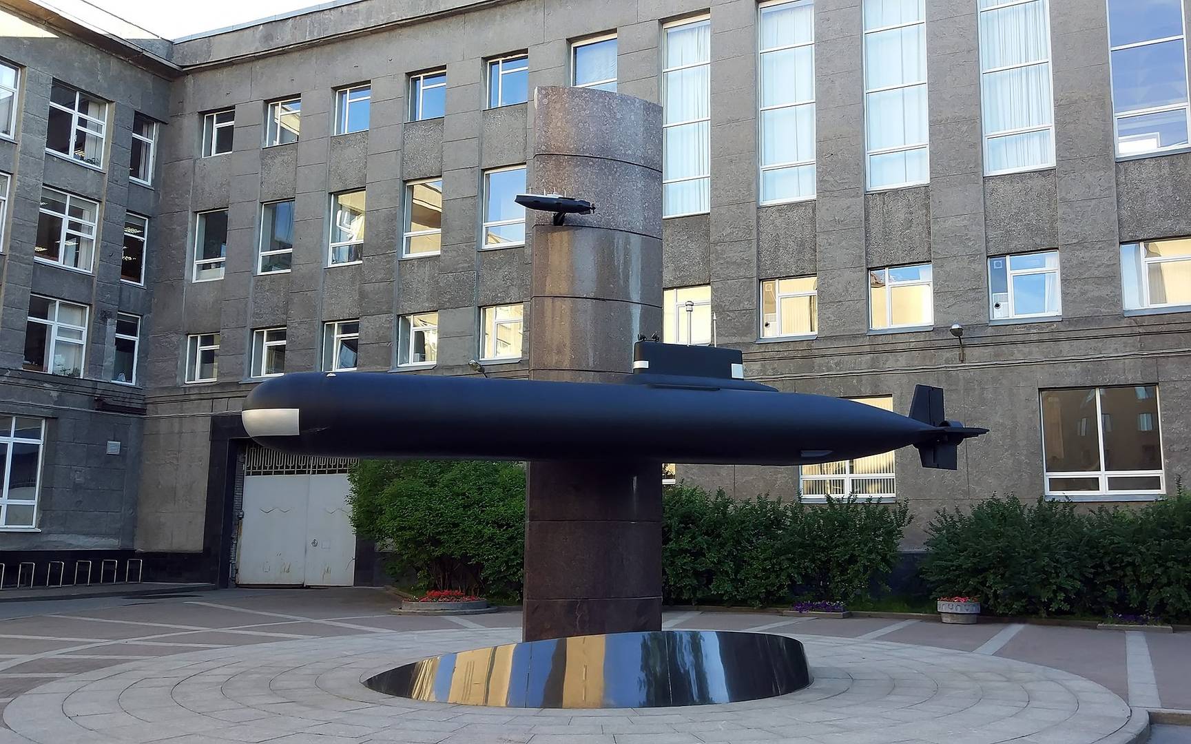 Памятная стела в ЦКБ «Рубин» с макетами (в одном масштабе) двух знаковых проектов подводных лодок этого бюро — «Дельфин» и «Акула» (проект 941)