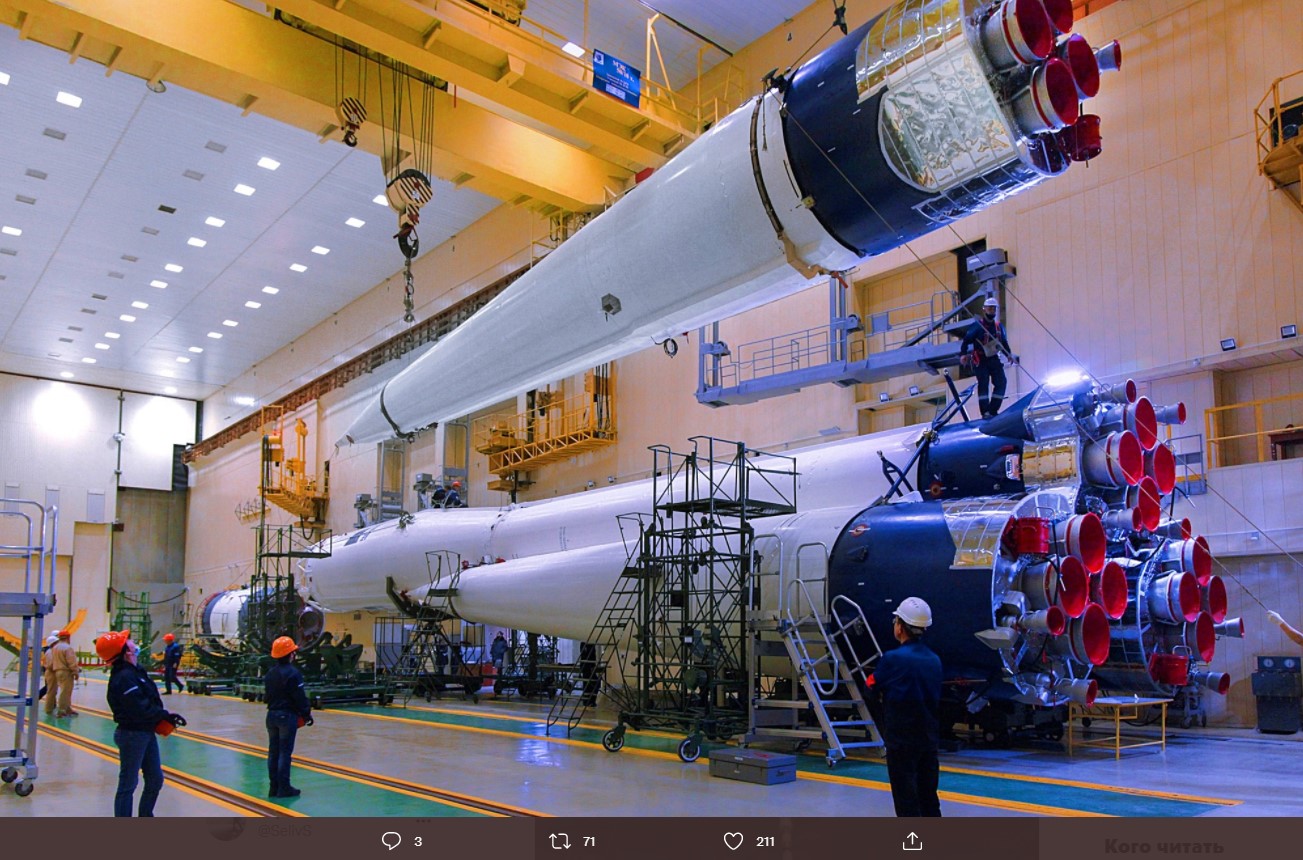 Ракета-носитель «Союз-2.1а» во время сборки покрашена в цвета ракеты «Восток» Юрия Гагарина.