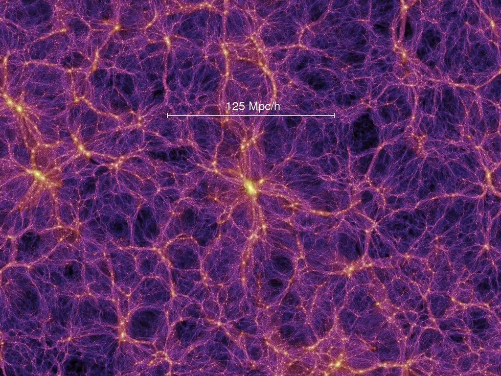 Здесь показана модель окружающей нас космической паутины. В центре показан узел - галактический кластер. Его диаметр составляет порядка 125 Mpc/h или 407 миллионов световых лет