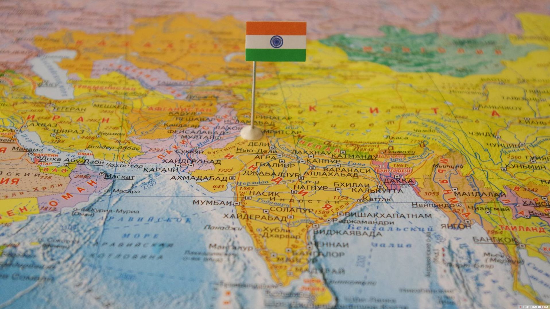 Индия с флагом на карте мира
