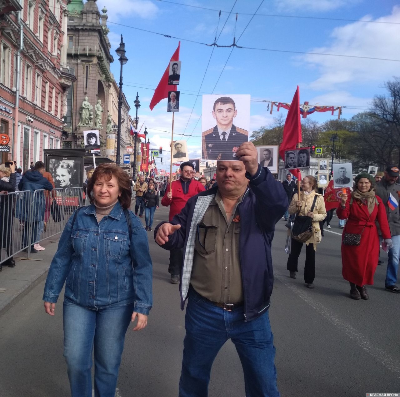 Участник Бессмертного полка в Петербурге держит портрет Героя России Александра Прохоренко