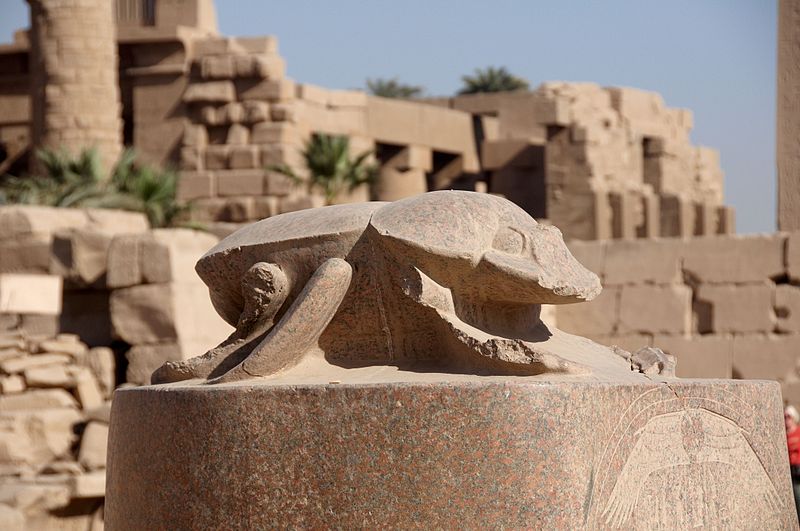Статуя скарабея в Карнакском храме (Луксор, Египет)