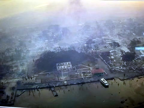 Город Лахайна в дыму Пожаров