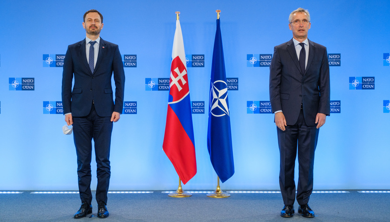 Премьер-министр Словакии Эдуард Хегер и генсек НАТО Йенс Столтенберг